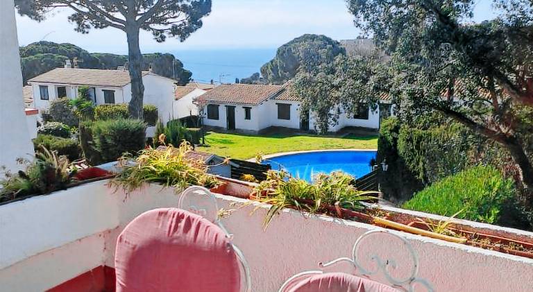 Villa with pool — photo 5