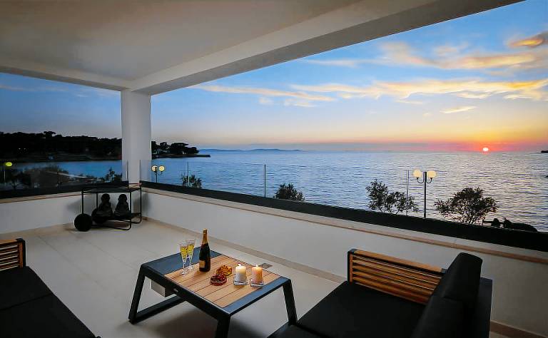 Child-friendly villa with yard, patio & private pool | Pets allowed — photo 2