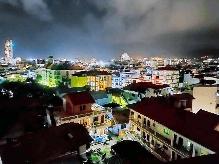 Wazzas Patong Apartment Smart TV und schnelles Wifi