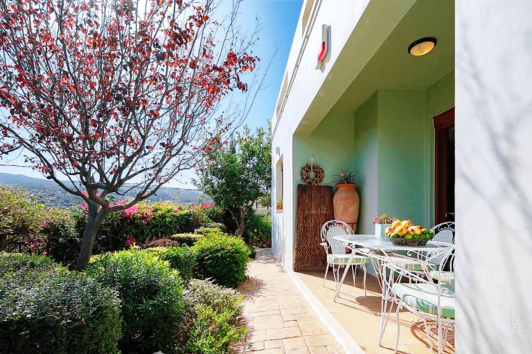 Villa with barbeque, garden & patio — photo 5
