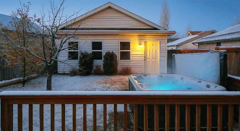 Beautiful vacation home with jacuzzi | Pets are welcome in Edmonton, AB