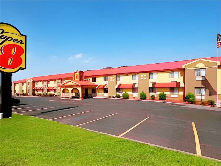 Super 8 By Wyndham Bowling Green South in Bowling Green, KY