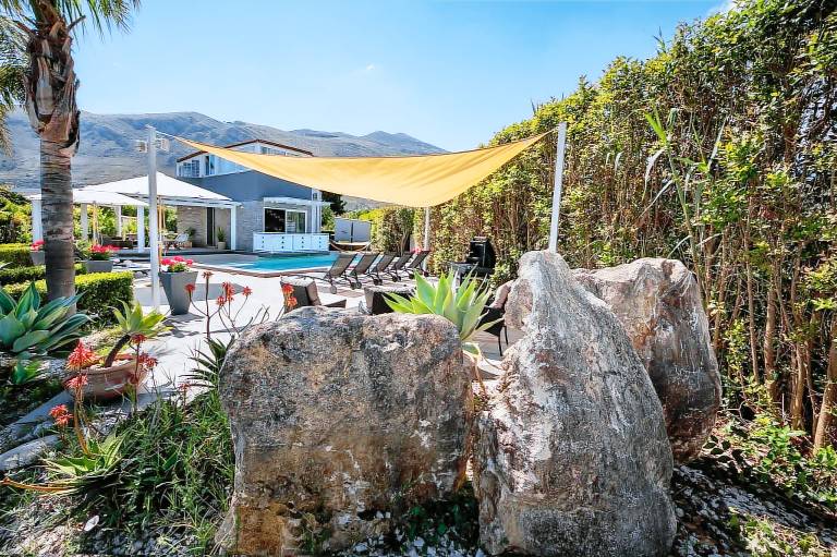 Villa with private pool, jacuzzi & yard | Sea view — photo 4