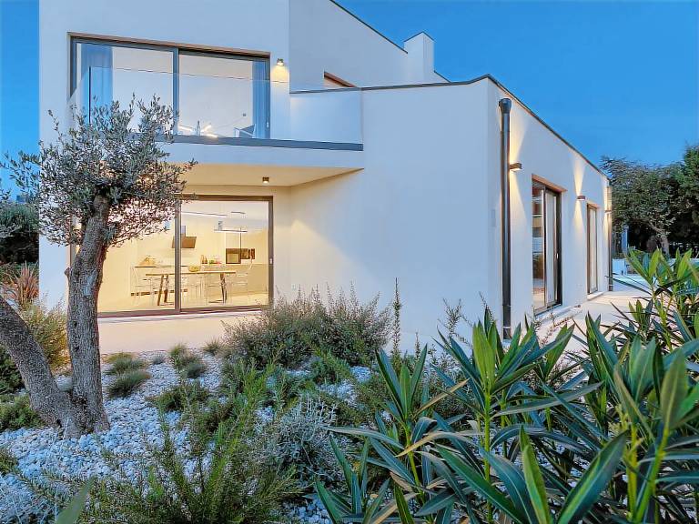 Vacation home with grill, garden & private pool — photo 3