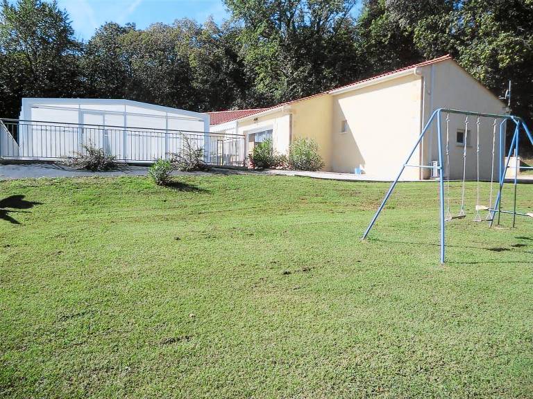 Villa with patio, barbeque & private pool | City view — photo 2