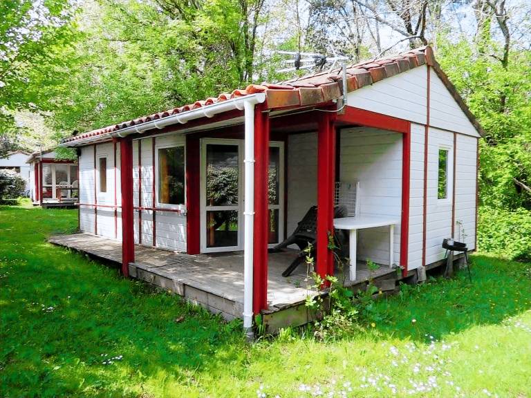 Pleasant chalet with patio, barbecue & yard | Pets are welcome — photo 3
