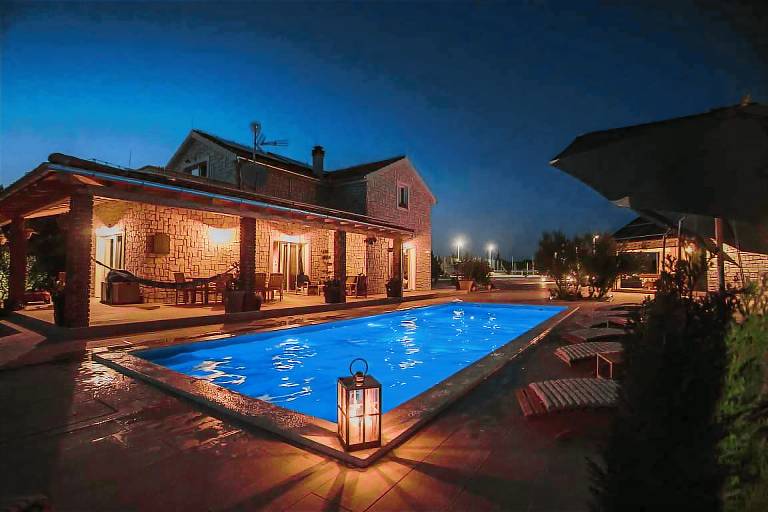 Villa with patio, yard & barbeque | Mountain view — photo 3