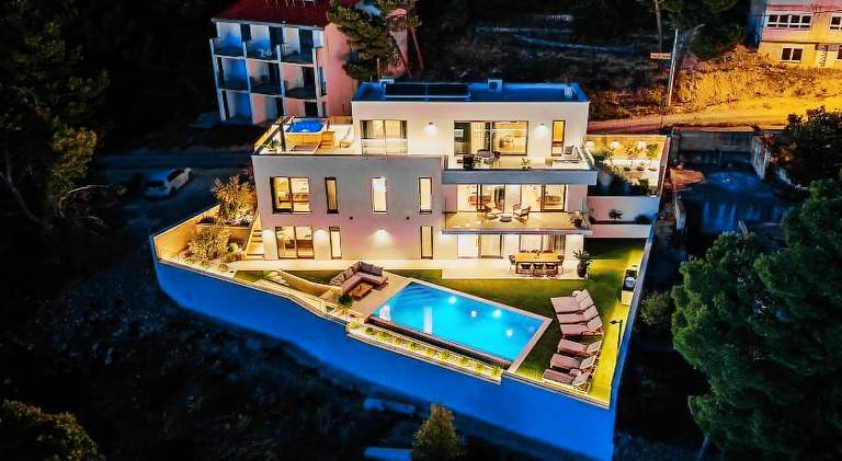 Villa with hot tub & pool | Beach nearby | Pet-friendly in Brela