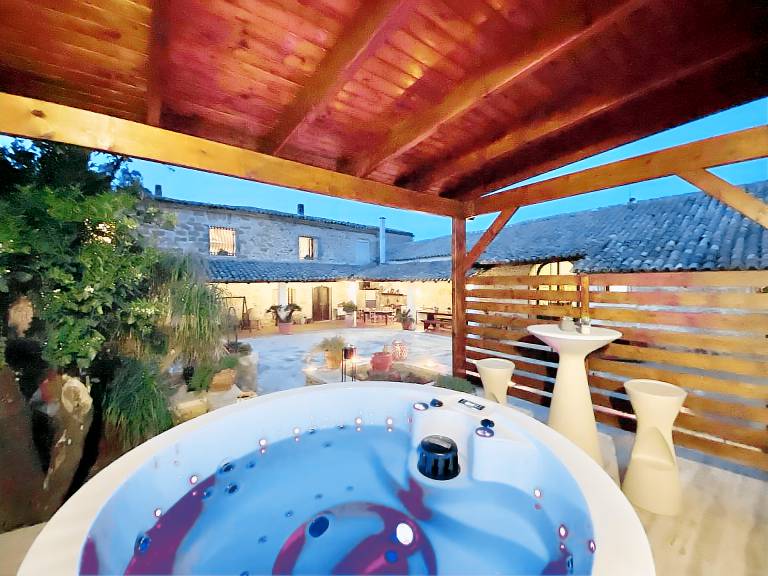 Villa with hot tub, grill & garden — photo 5