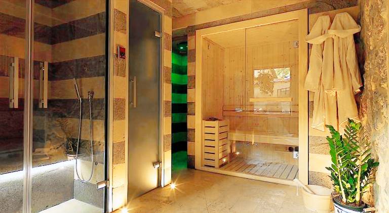 Chalet with grill, hot tub & patio — photo 3