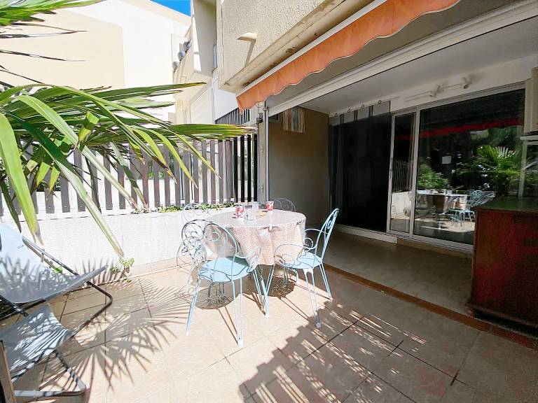 Studio with terrace in Nîmes