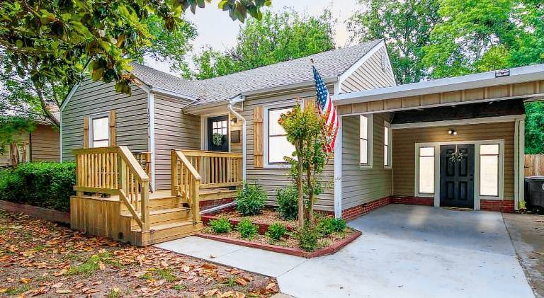 Next to Expo, 5 beds, Hot-tub, corn hole, pets! — photo 5