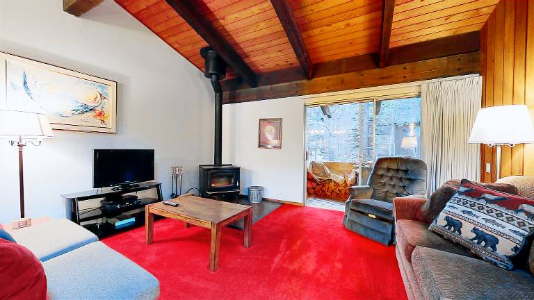 Fully equipped beautiful condo with jacuzzi, sauna & pool | Close to the ski | Pets are welcome in Mammoth Lakes, CA