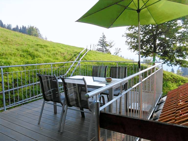 Rental apartment with patio & barbeque | Mountain view — photo 3