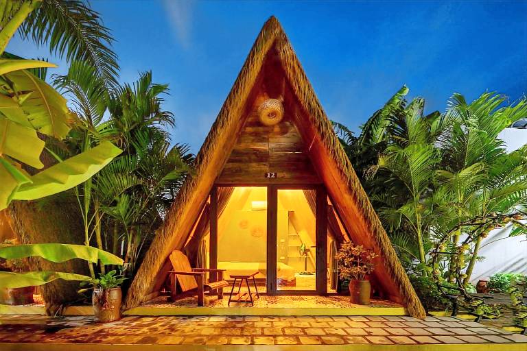 Bungalow with barbeque, pool & yard | Water view — photo 2