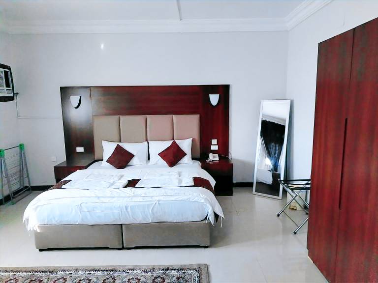 Serviced apartment with 3 rooms for 127 persons — photo 5