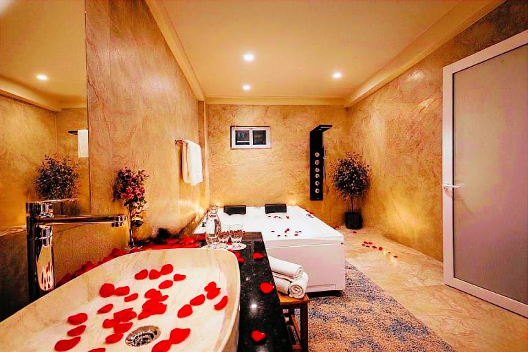 Hotel Hemsa Connect – a Luxury Jacuzzi Stay in Udaipur