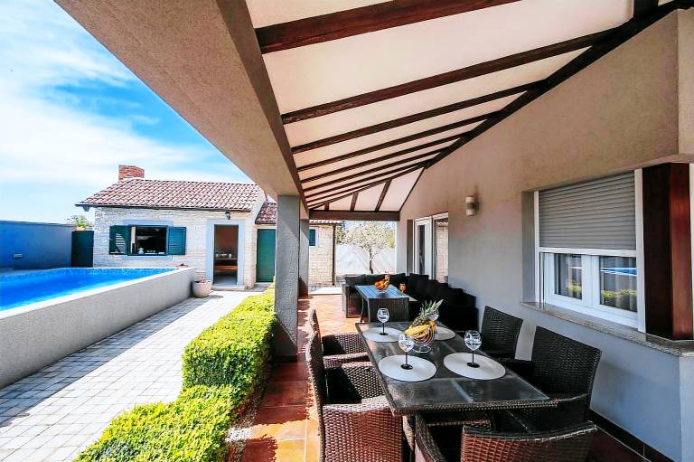 Villa with garden, barbeque & pool — photo 3