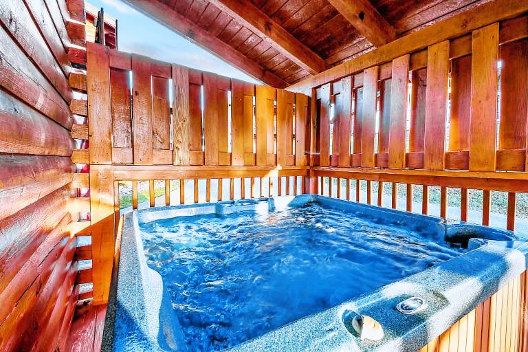 Children-friendly cabin with barbecue, hot tub & pool | Mountain view | Dogs allowed — photo 2