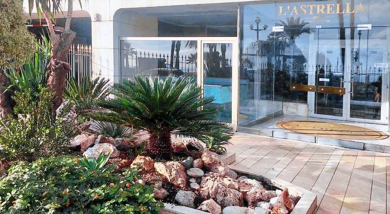 Beachfront Studio on Promenade des Anglais in Saint-Laurent-du-Var
