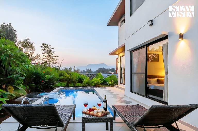 Lovely villa with yard, terrace & pool | Dogs allowed in Khalapur