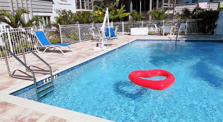 Pleasant apartment with terrace, pool & yard | Dogs allowed in Sarasota, FL