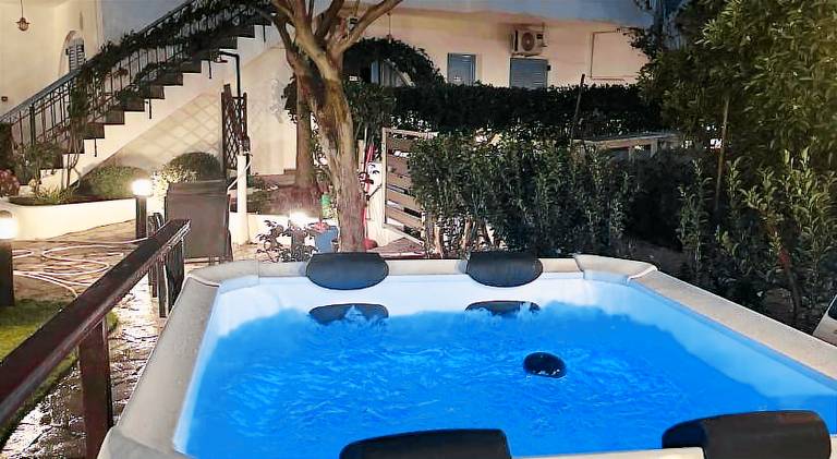 Serviced apartment with hot tub, garden & terrace — photo 3