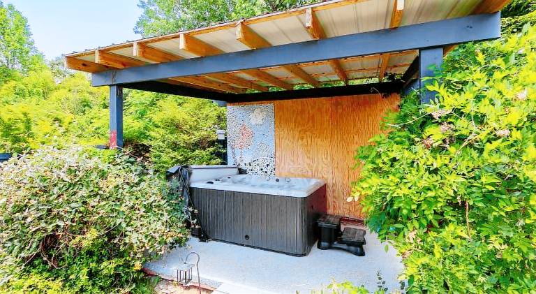 House with hot tub — photo 4