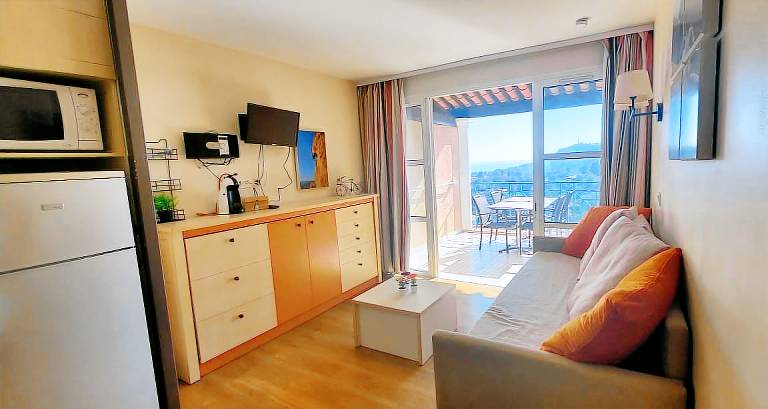 Holiday apartment with patio, garden & pool — photo 3