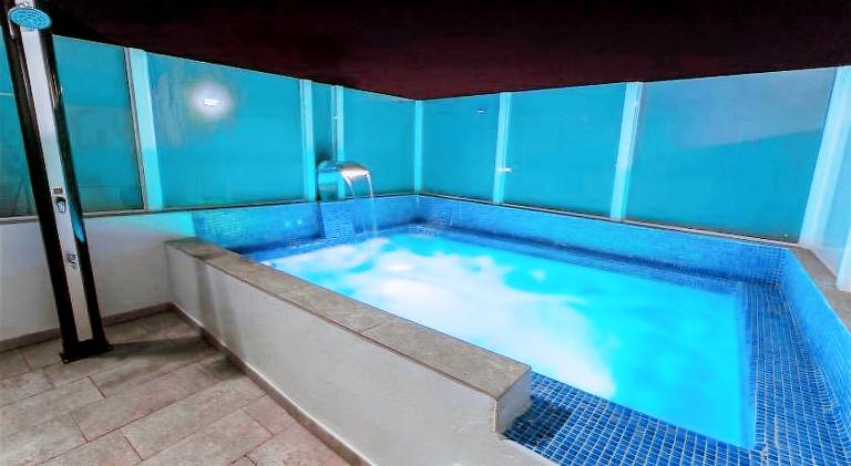 House with hot tub — photo 3