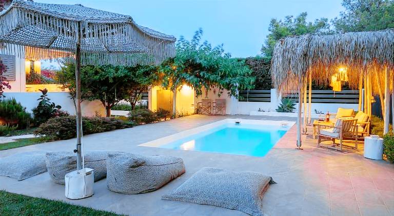 Fully equipped spacious villa with garden, private pool & patio | Pet-friendly in Marathon