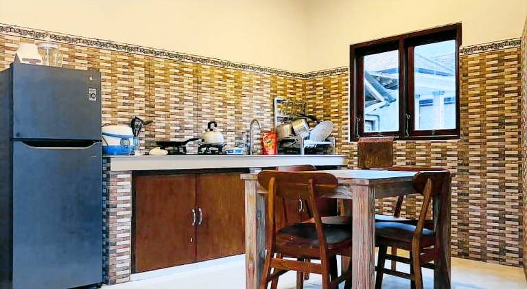 Spacious villa with patio, private pool & garden | Perfect for remote work | Pets are welcome — photo 4