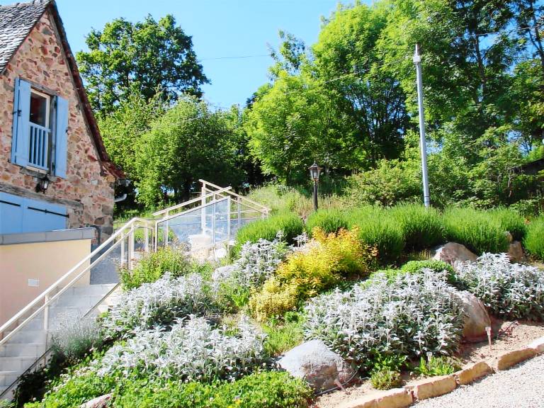 Child-friendly big gite with garden, private pool & jacuzzi | Garden view | Pet-friendly — photo 3
