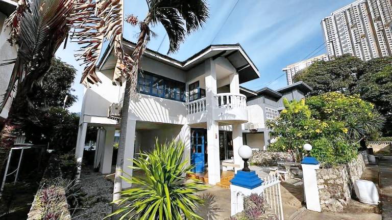 Villa with pool | Beach nearby | Suitable for remote work | Dogs allowed in Chonburi