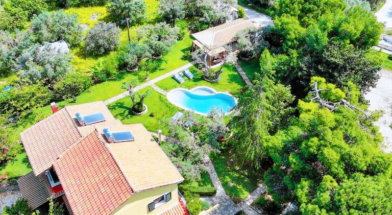 Holiday apartment with private pool, BBQ & yard in Lefkada