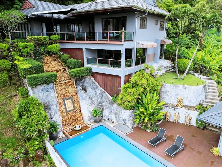 Villa with yard & pool — photo 4