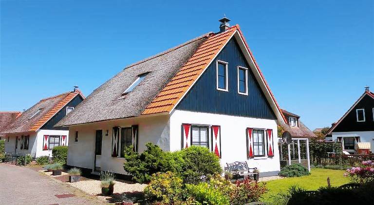 Villa with patio & garden in Callantsoog