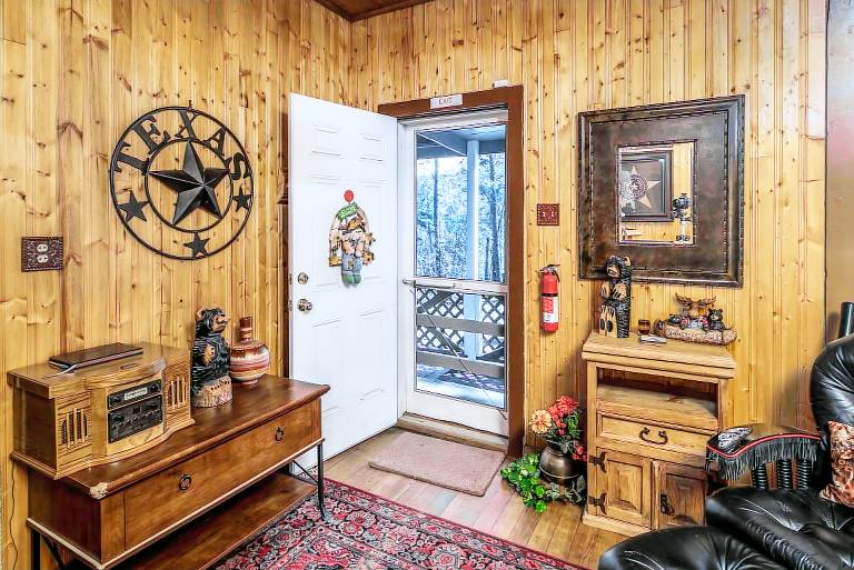 4 Miles: Midtown Ruidoso's Eclectic 2 Bed/2 Bath Cabin — photo 5