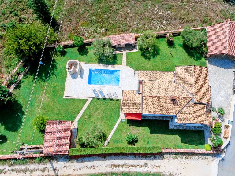 Ample vacation home with grill, patio & garden | Nature view | Dogs allowed — photo 5