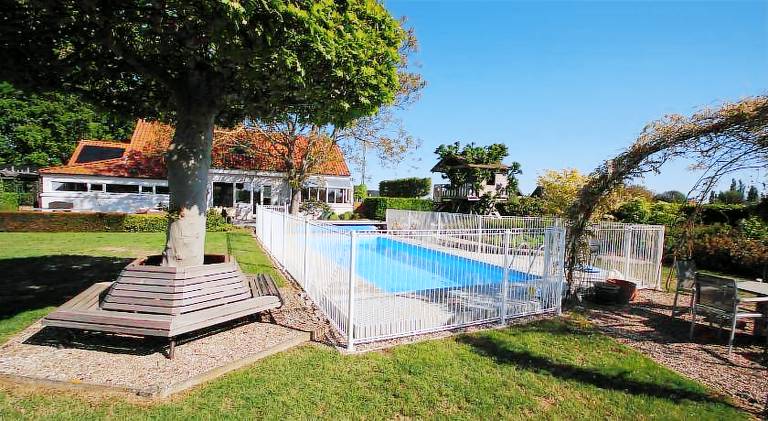 Villa with pool — photo 4