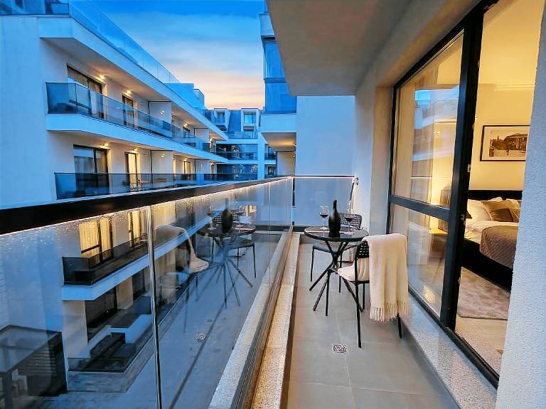 Apartment with terrace & hot tub | Next to Palace of the Parliament | Perfect for remote work | Pets are welcome — photo 2