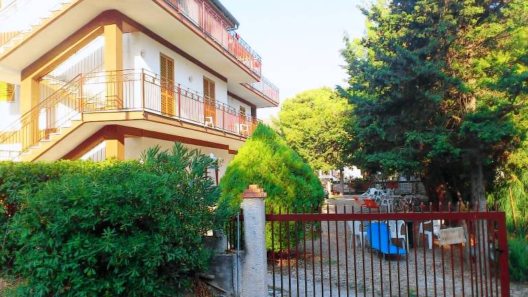 Apartment with patio & yard | Sea view — photo 2