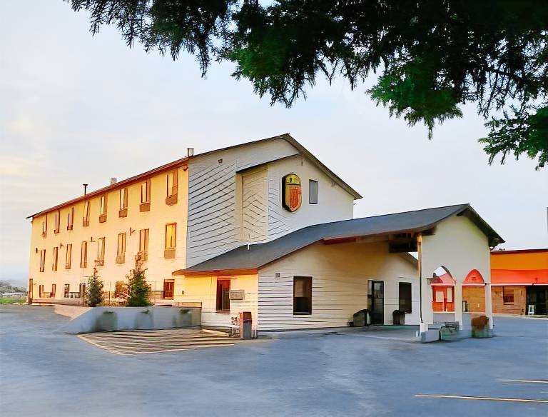 Super 8 by Wyndham Dillon in Dillon, MT