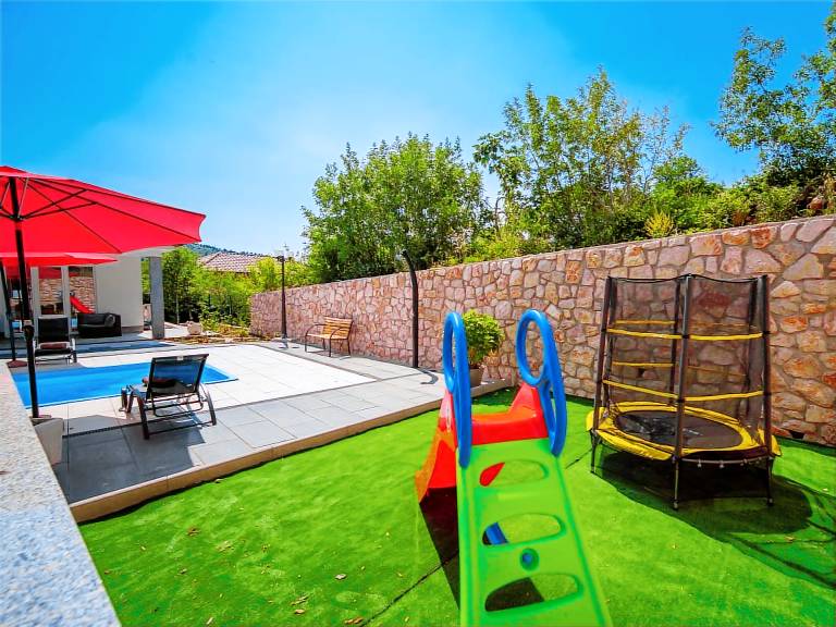 Vacation home with private pool, garden & terrace — photo 5