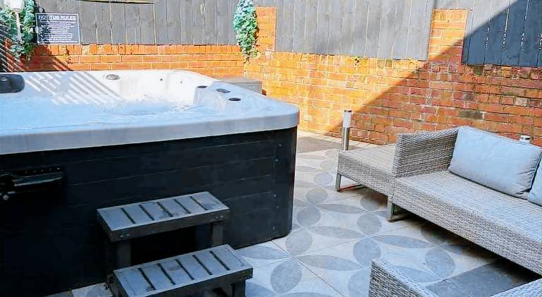 Vacation home with hot tub in Morpeth