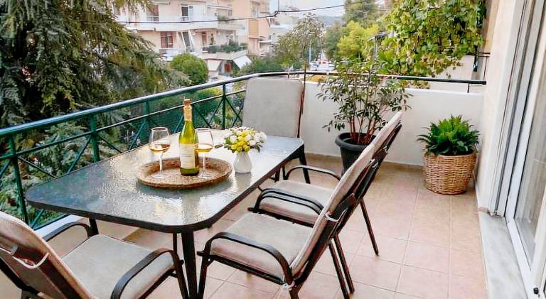 Holiday apartment with patio & garden — photo 3