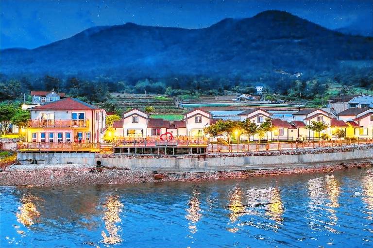 Yeosu Dangdangi Dog Family Pension Gold