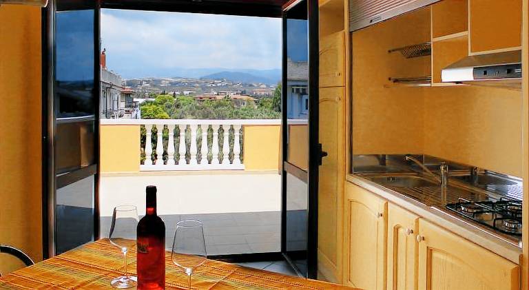 Serviced apartment with terrace & yard — photo 5