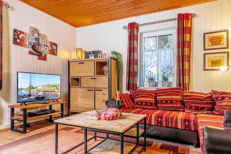 Früher Bahnhof, heute Feriendomizil: Große Ferienwohnung mit verspieltem Charakter auf ca. 110 m²: 3 Schlafzimmer, 2 Küchen, 2 Bäder und Platz für bis zu 6 Personen, überdachte Terrasse und Garten. Für alle, die Individualität und Atmosphäre schätzen! — photo 4