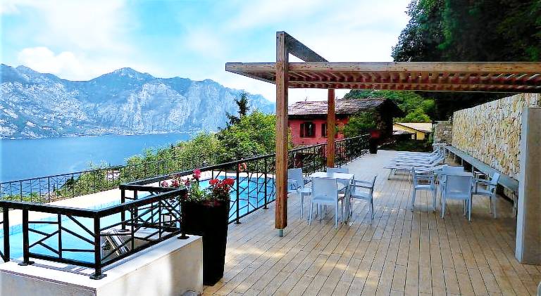 Holiday apartment with terrace, heated pool & yard | Pet-friendly — photo 2